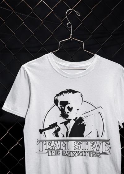 Team Steve - The babysitter fehér póló