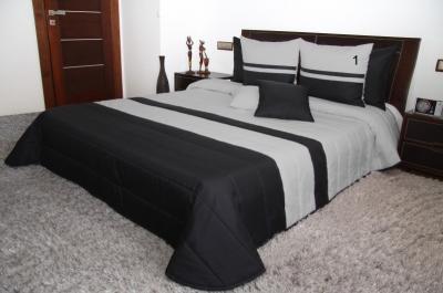 Steppelt takaró ketteságyra, fekete színben, szürke csíkokkal Szélesség_ 200 cm | Hossz: 220 cm