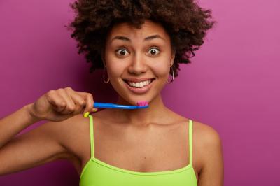 Normális, ha az ínyed minden alkalommal vérzik, amikor fogkefét vagy fogselymet használsz?