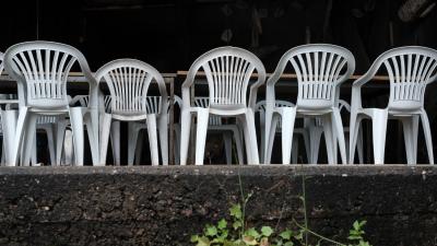 Hogyan tisztítsd meg és tartsd karban a fehér kerti székeidet: Egyszerű lépések és tippek