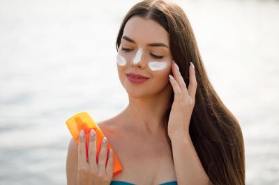 A 6 legjobb napvédő krém 2024-ben: Hogyan védd meg bőröd az UV-sugárzástól?