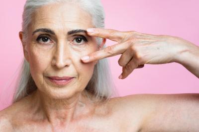 8 módszer az öregedő szemkörnyék kinézetének javítására