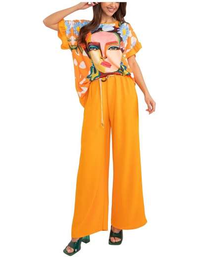 Narancssárga szett széles nadrágból és bő, mintás pólóból