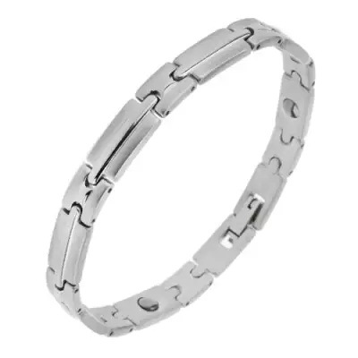 Mágneses acél karkötő ezüst színben, fényes-matt elemekkel, sávval középen