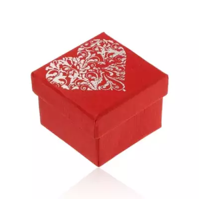 Ajándékdoboz piros árnyalatban, nagy díszes szív ezüst színben