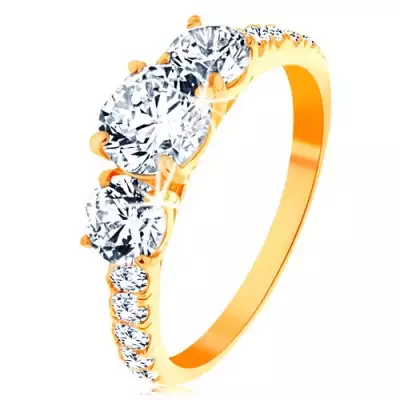 585 arany gyűrű - három kiemelkedő cirkónia, szárak cirkóniákkal díszítve - Nagyság_ 62
