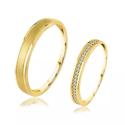 14K sárga arany gyűrűk - a női átlátszó cirkóniával, a férfi matt csíkkal - Nagyság_ 54