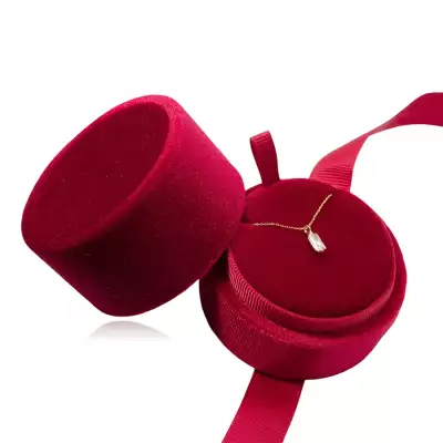 Ajándékdoboz láncokhoz - piros bársony, szalag a kötéshez