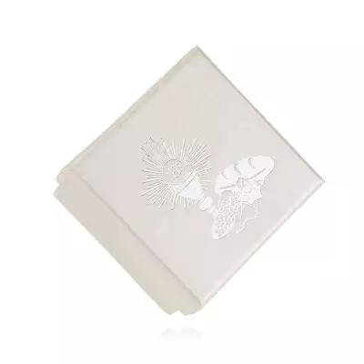 Fehér ajándékdoboz ezüst motívummal elsőáldozásra