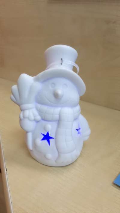 Karácsonyi LED világító porcelánfigura Színváltós (elem tartozék)