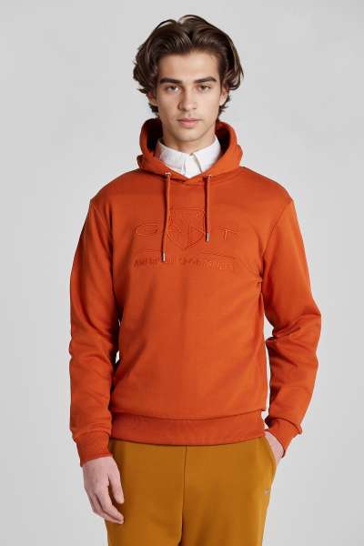 MELEGÍTŐ FELSŐ GANT REG TONAL SHIELD HOODIE DARK TERRACOTTA