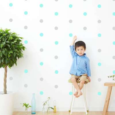 Menta színű pöttyök falra