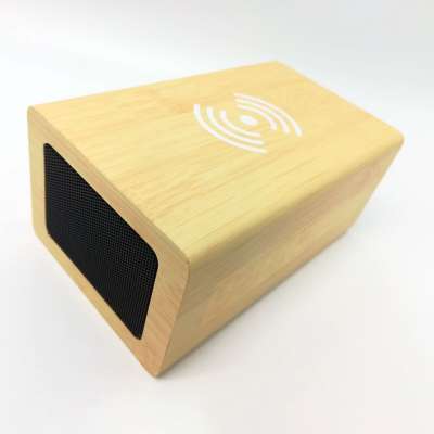 Fából készült sztereó bluetooth hangszóró vezeték nélküli töltő funkcióval, világosbarna