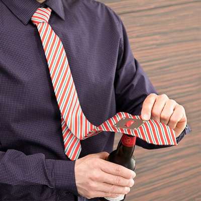 Nyakkendő sörnyitóval