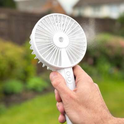 Újratölthető ventilátor vízpermettel