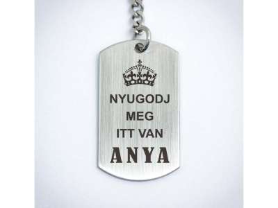 Nyugodj meg anya elintézi acél medálos kulcstartó