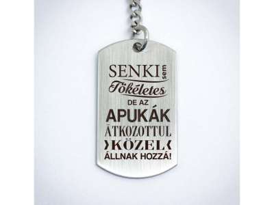 Senki sem tökéletes de az apukák acél medálos kulcstartó
