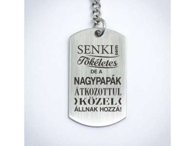 Senki sem tökéletes de a nagypapák acél medálos kulcstartó