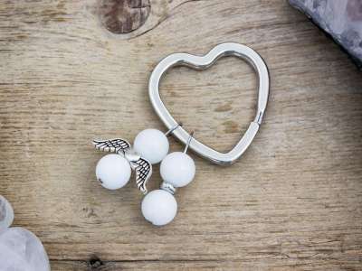 Őszinte szeretet angyal kulcstartó tejkvarccal