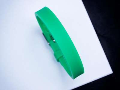 MoMents zöld színű szilikon karkötő