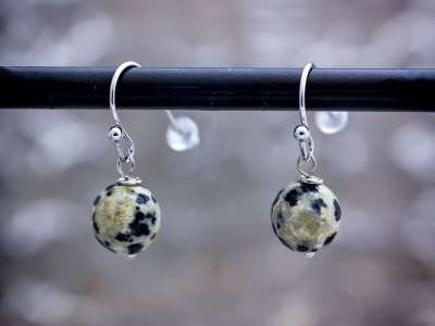 Dalmata jáspis lógós drót fülbevaló 8mm