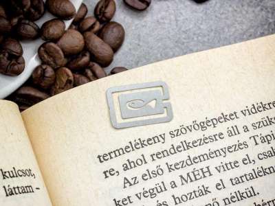 A hal oldaljelölő acél könyvjelző