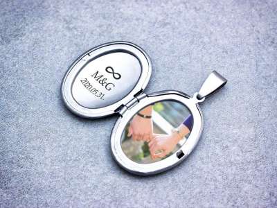 Személyre szabott gravírozható fényképtartós ovális acél medál