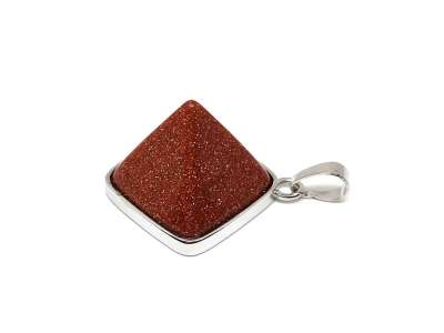 Piramis medál fémmel Goldstone vörös 2x2cm