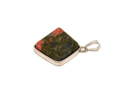 Piramis medál fémmel Unakit 2x2cm