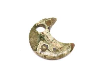 Riolit medál átfúrt félhold 30mm