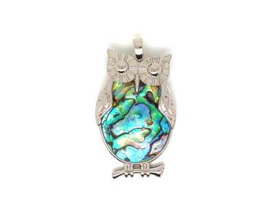 Bagoly medál fémmel pávakagyló 3x4cm