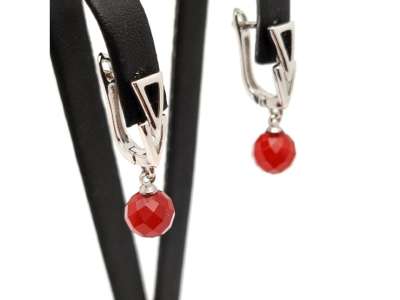 Fülbevaló fazettált golyó karneol nyíl záras 8mm