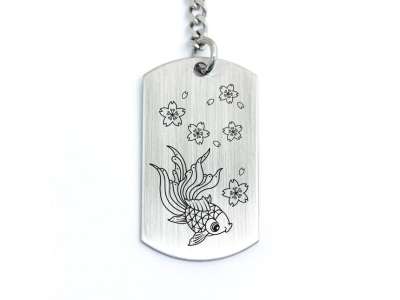 Aranyhal és cseresznyevirág gravírozott acél kulcstartó