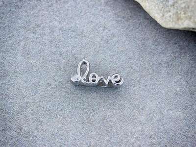 Love feliratos MoMents™ Charm Medál