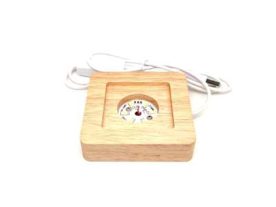 Lámpa fa talpas négyzet USB fehér 8x8/6cm