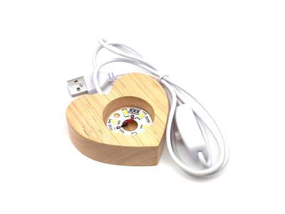 Lámpa fa talpas USB színváltós szív 6cm