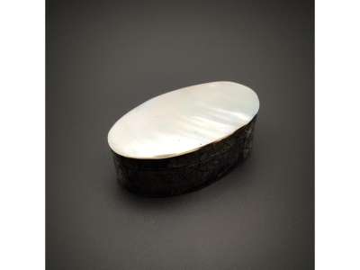 Lapos kagyló ékszertartó doboz fehér elegáns kiegészítő 8×4 cm