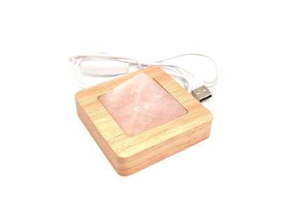 Fa talpas fehér LED rózsakvarc piramis lámpa 8 cm USB csatlakozással