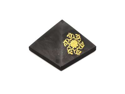 Shungit piramis lótusz om arany matricás 6cm