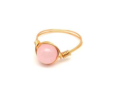 Szeretet energiájú rózsakvarc drót gyűrű 8mm arany színű dróttal