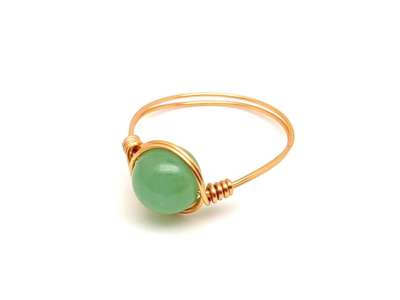 Kiegyensúlyozó zöld achát drót gyűrű 8mm arany színű dróttal