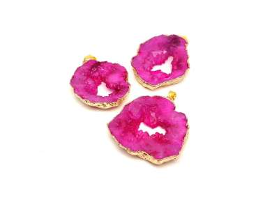 Gyengédség rózsaszín geoda kvarc medál arany színű bevonattal 30–45mm