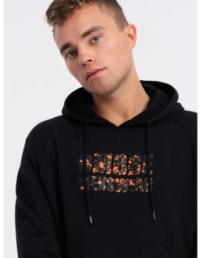 Férfi kenguru kapucnis pulóver kapucnival és nyomtatással V2 OM-SSPS-0155 fekete OM-SSPS-0155