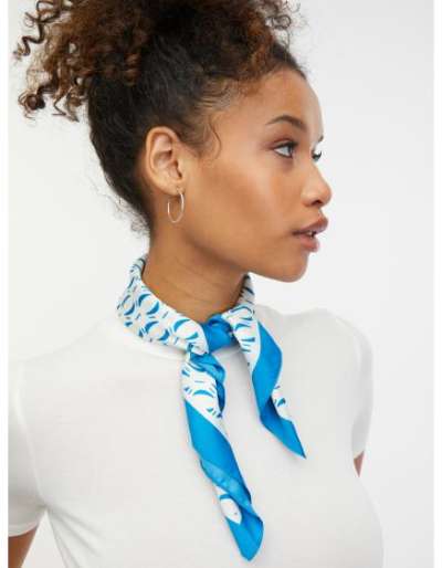 Kék-fehér női mintás szatén sál
