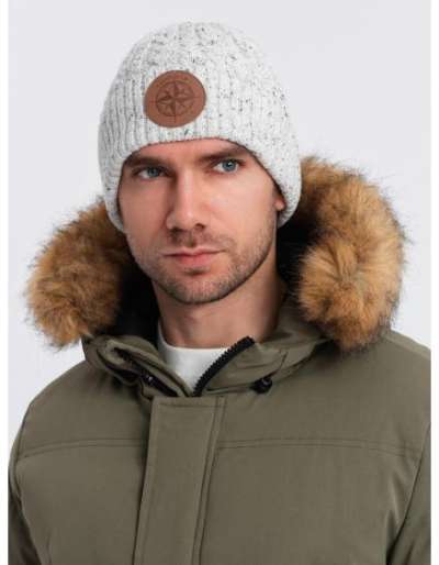 Férfi kötött sapka kerek dombornyomásos applikációval - tört fehér V3