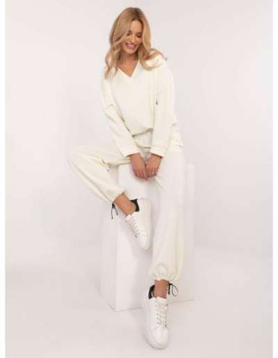 Krémszínű tréningruha bordázott szegélyekkel