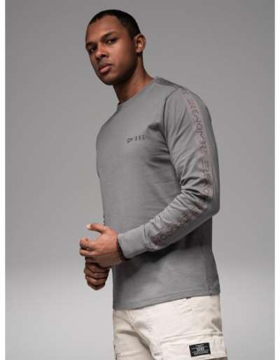 Férfi pamut hosszú ujjú póló csíkos nyakkivágással, paszományozással és mellkasnyomattal - szürke V5 OM-LSCL-0127