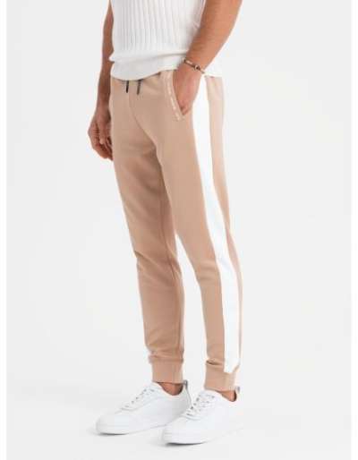 Férfi melegítőnadrág bordás szegélyű és díszes cipzárral - homok V6 OM-PASK-0226