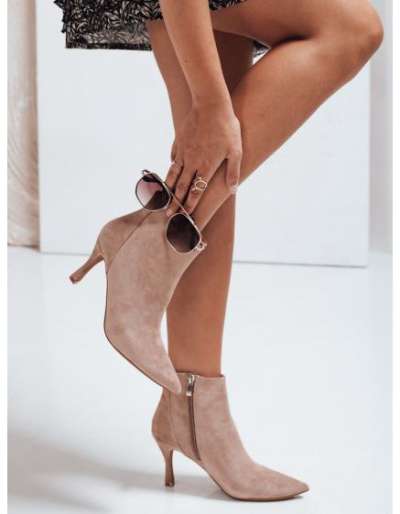 Bézs színű, magas sarkú, szarvasbőr bokacsizma