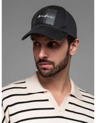 Férfi baseball sapka napellenzővel és nagy felvarróval – fekete V1 OM-ACCS-0101